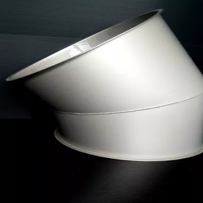 Tuyauterie inox en traitement de surface inox - Tuyauterie inox immergé dans un bain de décapage et de passivation pour éliminer les traces de soudures et rendre la pièce mat et blanche.